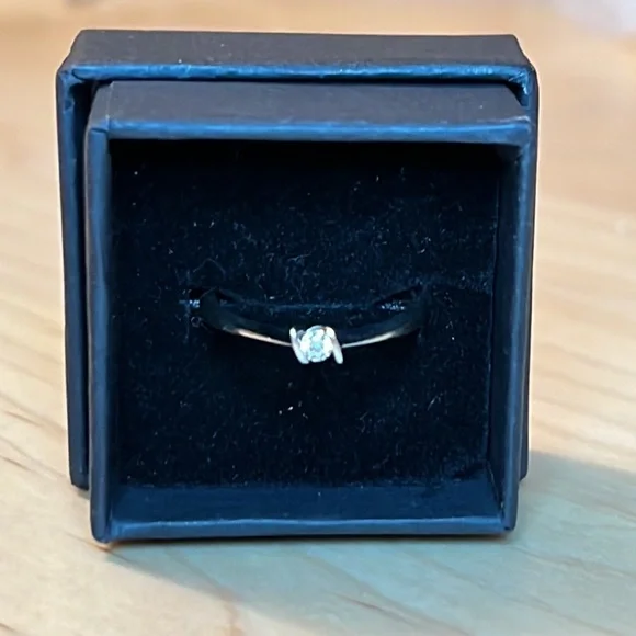 🔥Genuine .12tdw 10KT White Gold Diamond Ring size 8 - Picture 11 of 14